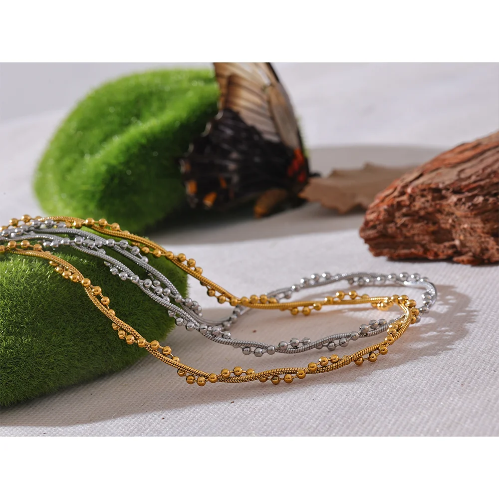 Geometric chain necklace in gold-plated stainless steel.