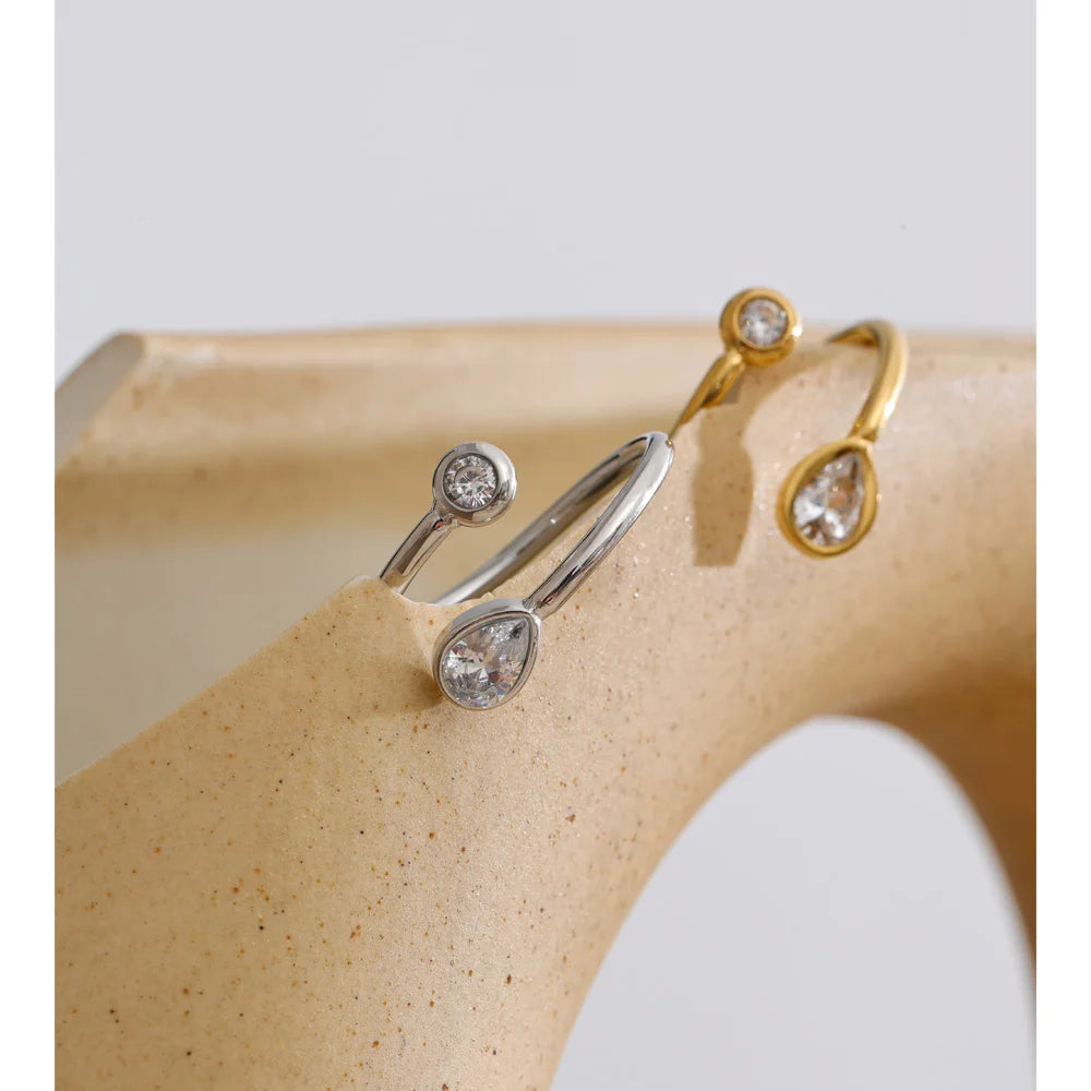 Cubic zirconia geometric ring in 18K gold-plated stainless steel with cubic zirconia.