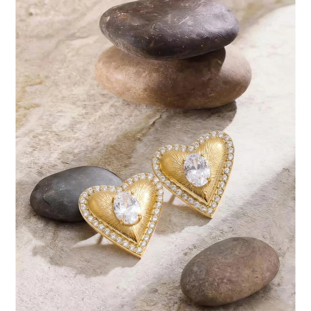 Cubic zirconia heart earrings in gold-plated stainless steel with cubic zirconia.