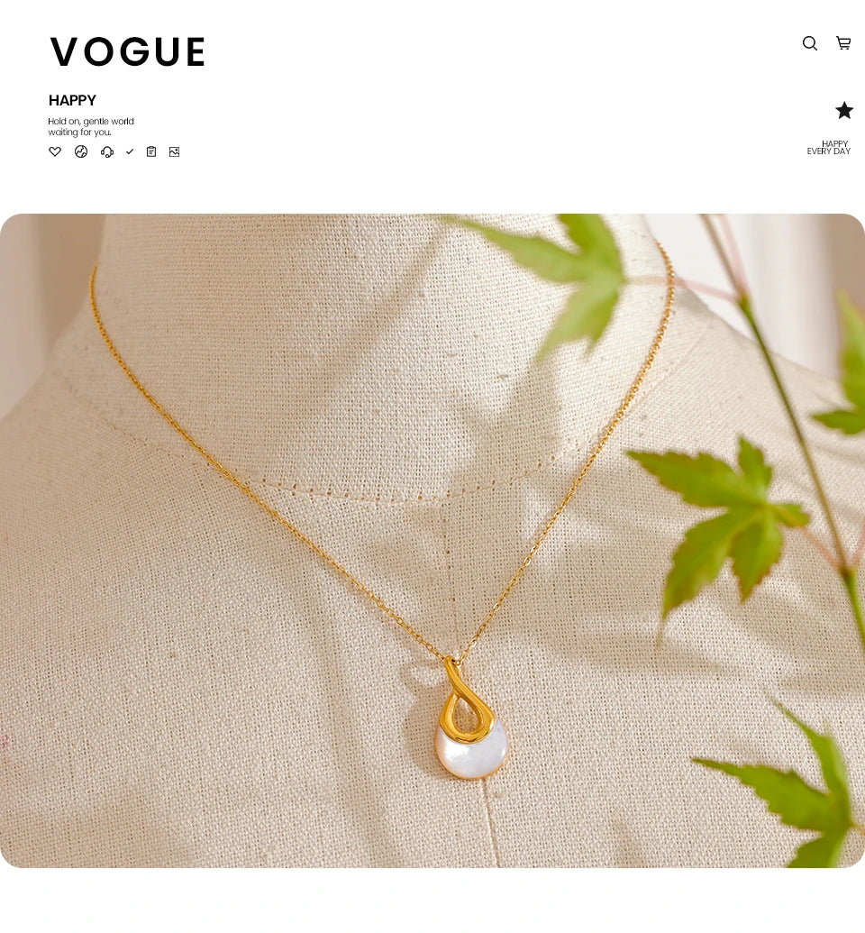Shell natural stone geometric necklace in gold-plated stainless steel with natural stone and shell.