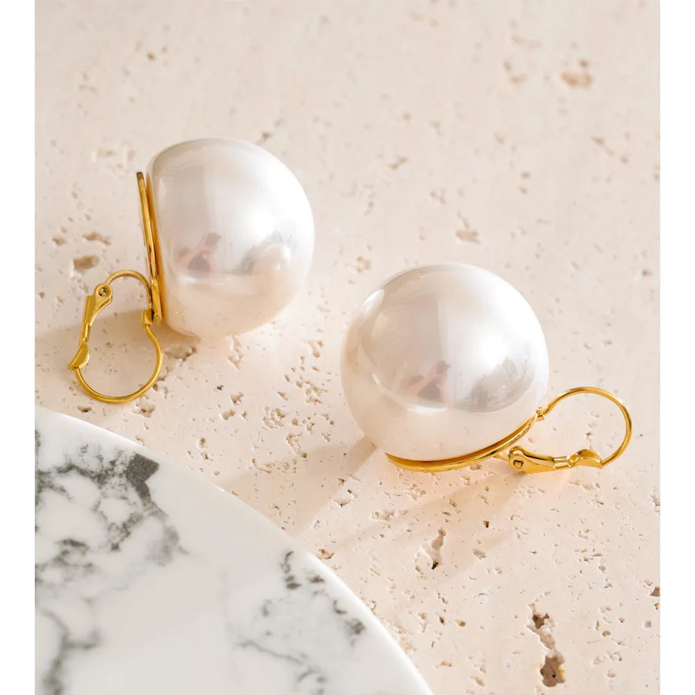 Pearl geometric earrings in gold-plated stainless steel with pearl.