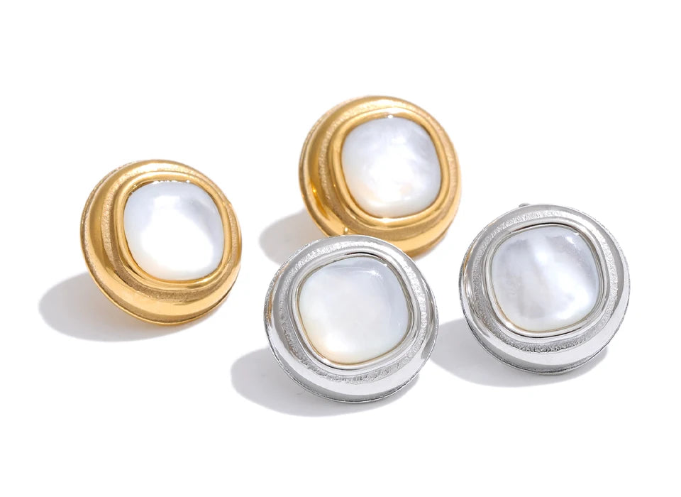 Shell geometric earrings in gold-plated stainless steel with shell.