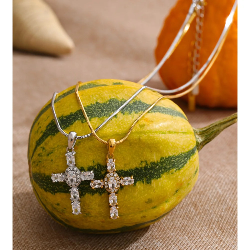 Cubic zirconia cross necklace in gold-plated stainless steel with cubic zirconia.