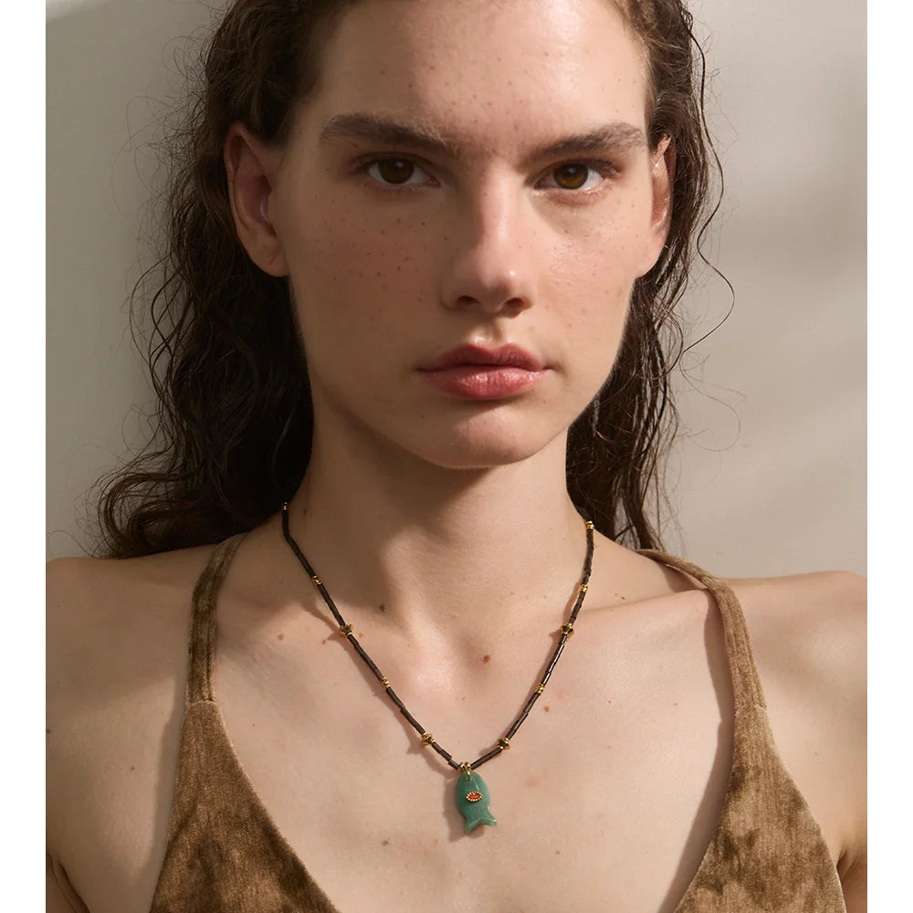 Natural stone geometric necklace in gold-plated stainless steel with natural stone.
