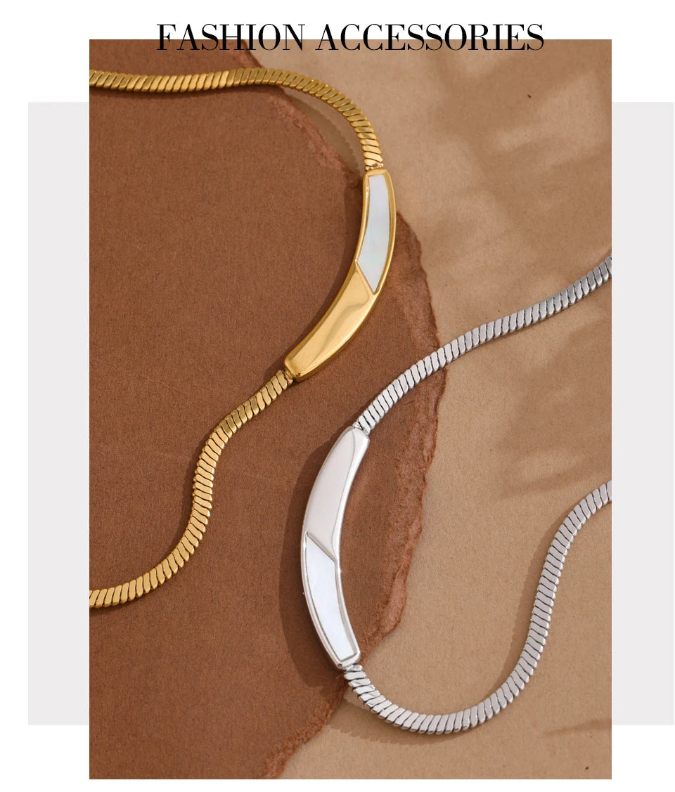 Shell geometric chain necklace in gold-plated stainless steel with shell.