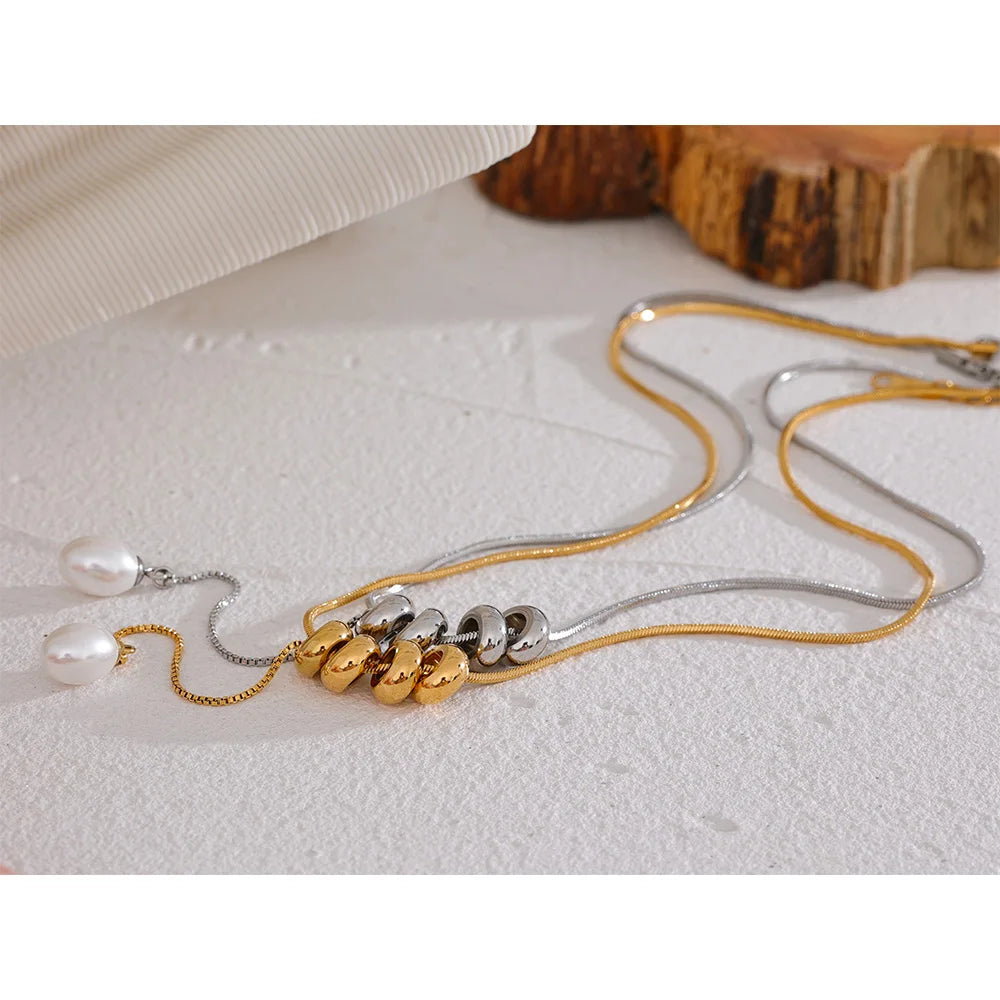 Pearl beaded geometric necklace in gold-plated stainless steel with pearl.