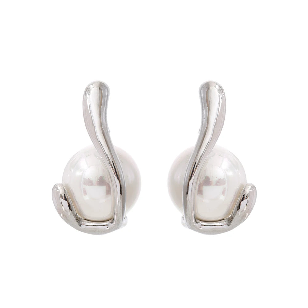Pearl geometric earrings in gold-plated stainless steel with pearl.