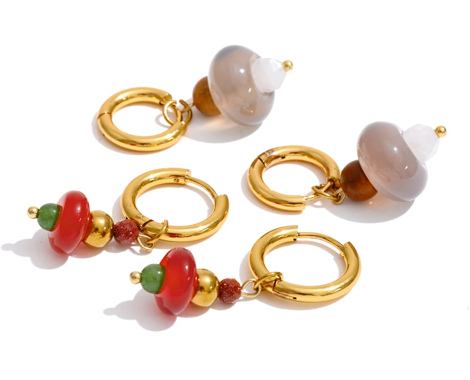Natural stone geometric earrings in gold-plated stainless steel with natural stone.