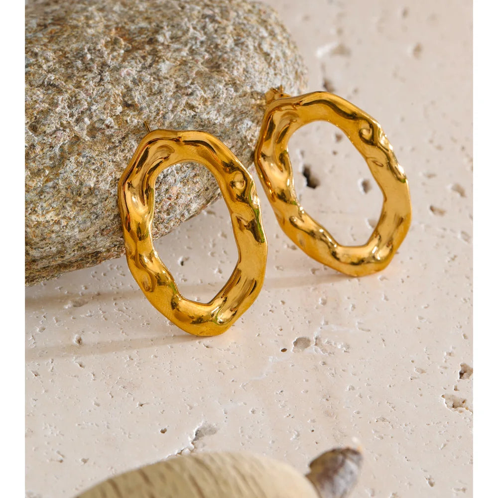 Geometric earrings in gold-plated stainless steel.