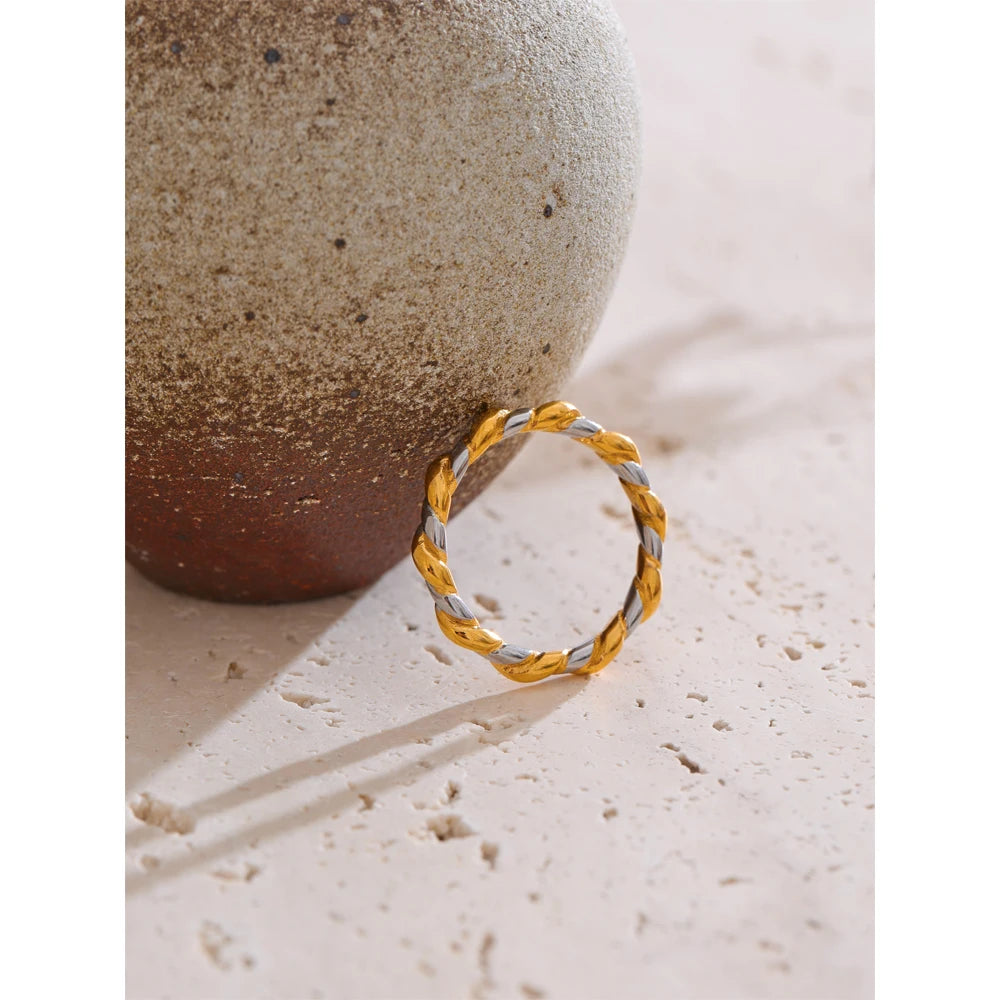 Minimalist geometric ring in 18K gold-plated stainless steel.