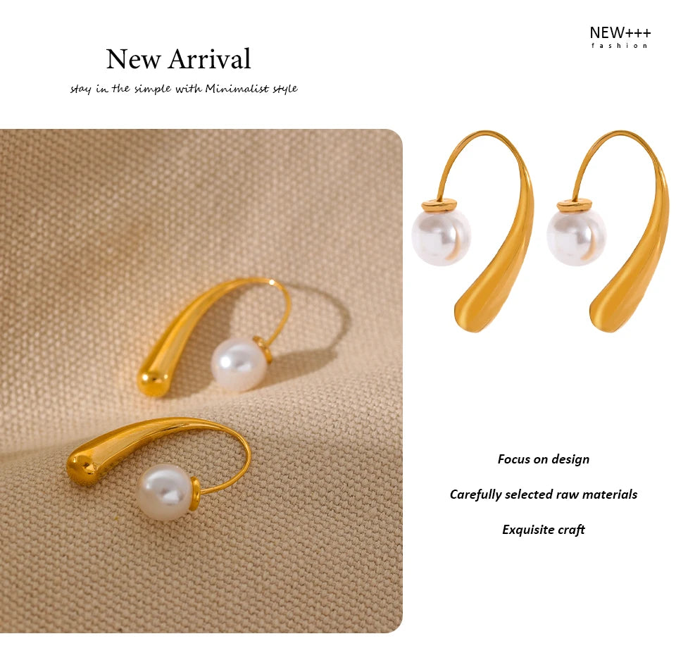 Pearl minimalist geometric earrings in stainless steel with pearl.
