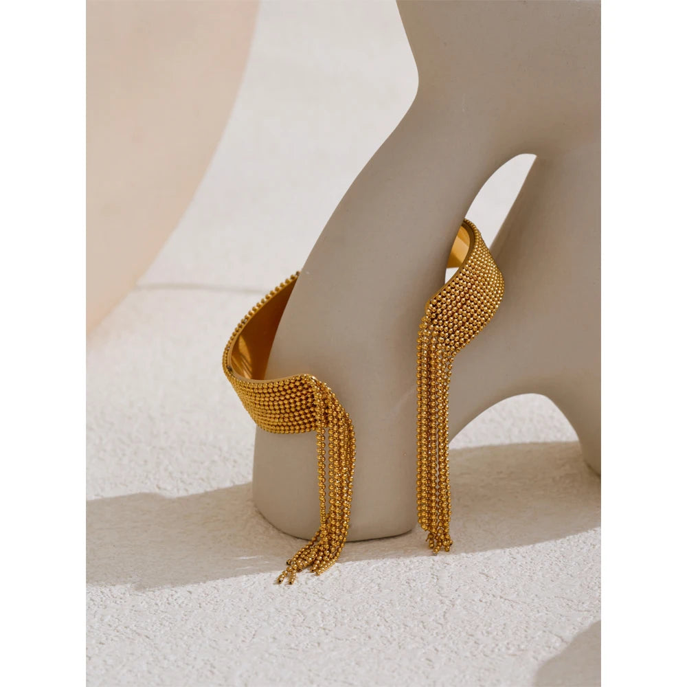 Geometric chain necklace in gold-plated stainless steel.
