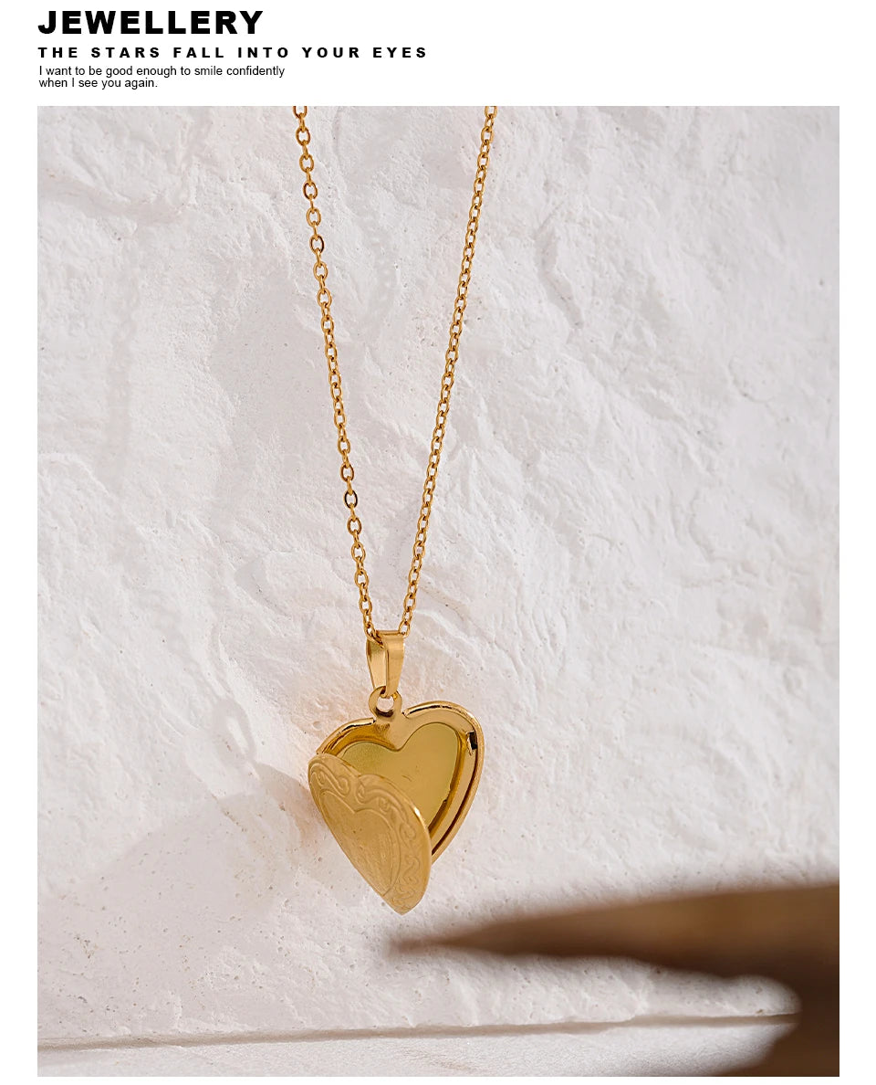 Heart necklace in gold-plated stainless steel.