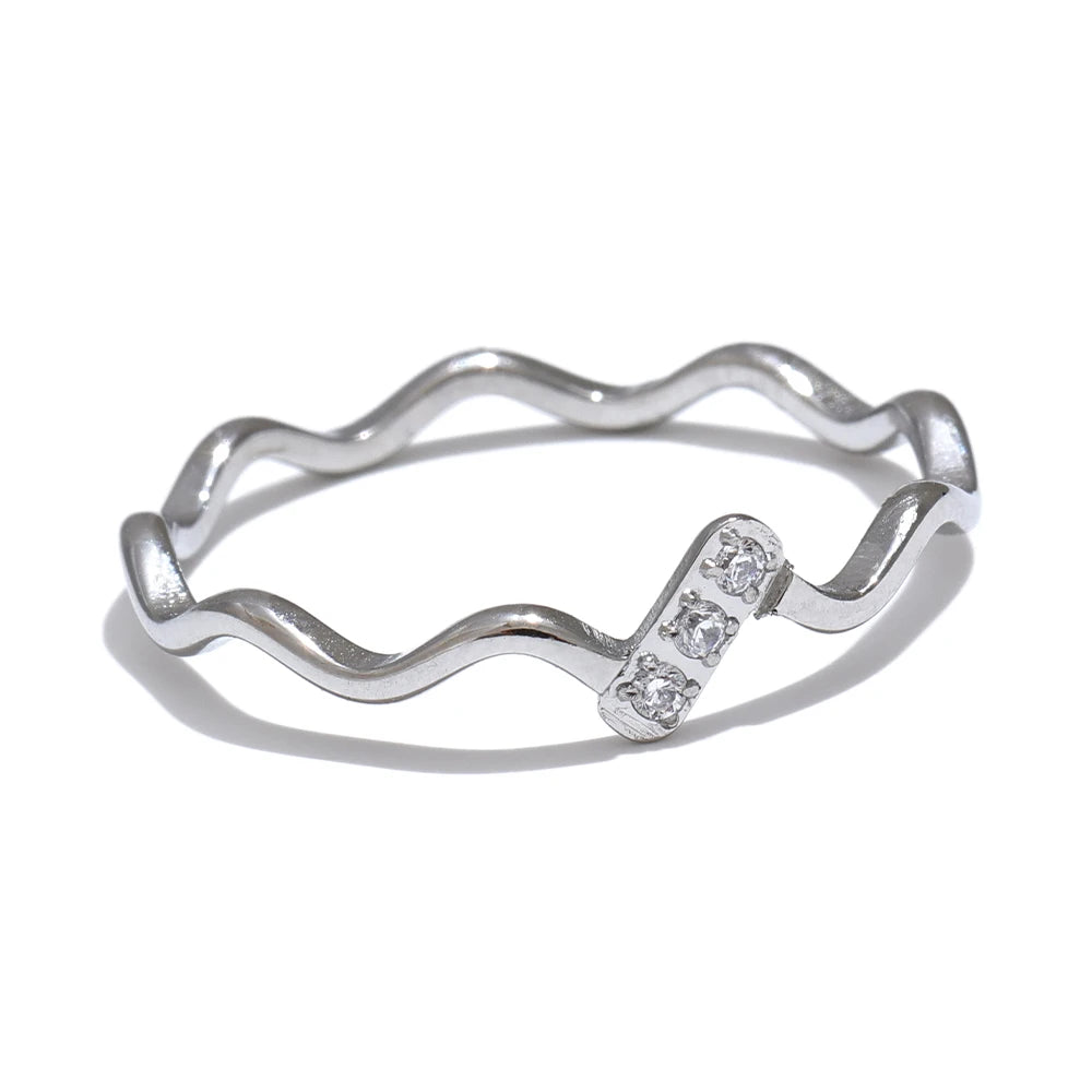 Cubic zirconia minimalist geometric ring in gold-plated stainless steel with cubic zirconia.