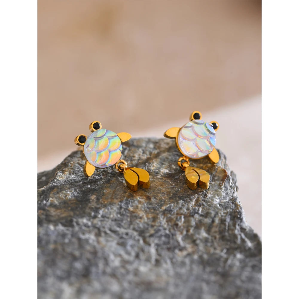 Resin multi-color geometric earrings in gold-plated stainless steel with resin.