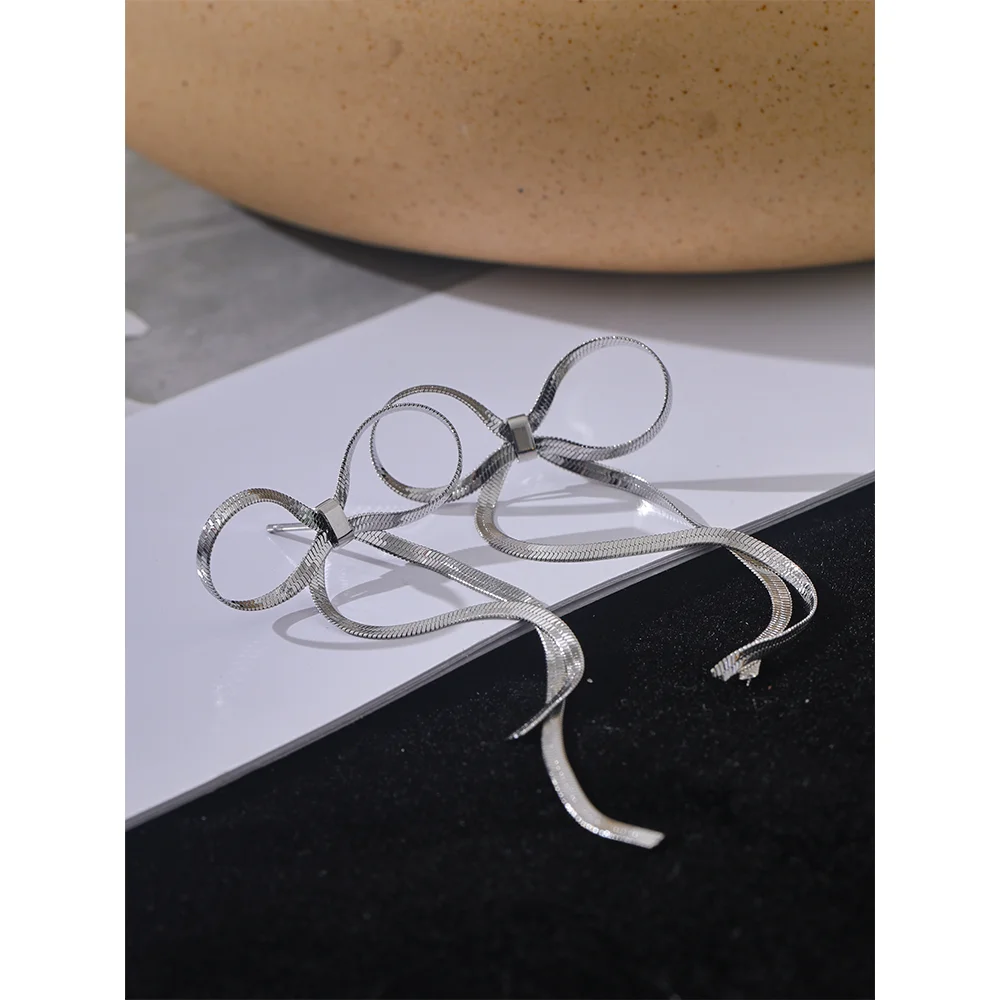 Bow chain earrings in gold-plated stainless steel.