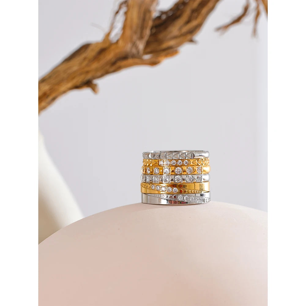 Cubic zirconia geometric ring in 18K gold-plated stainless steel with cubic zirconia.