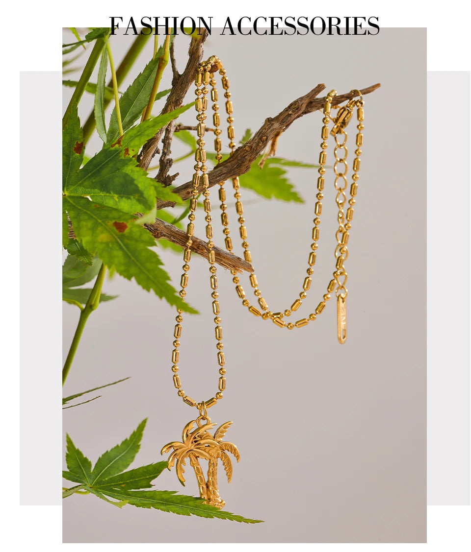 Geometric necklace in gold-plated stainless steel.