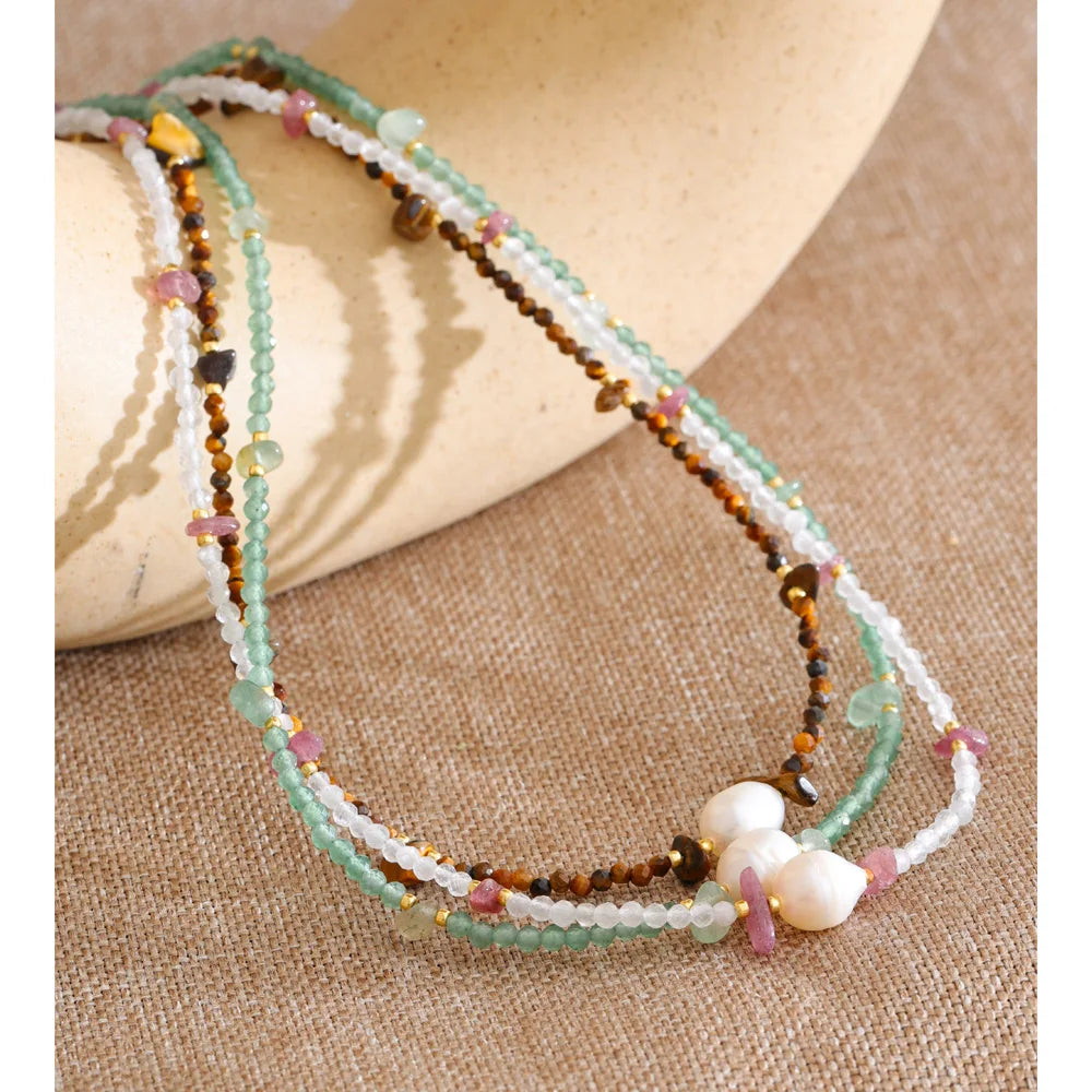 Freshwater pearl natural stone beaded necklace in gold-plated stainless steel with freshwater pearl and natural stone.