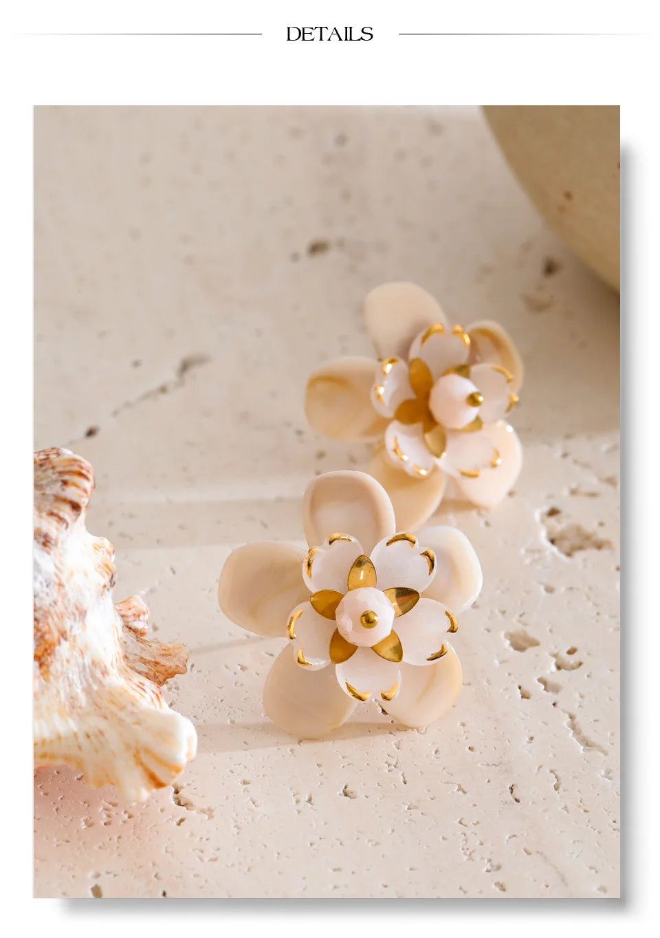 Resin flower earrings in gold-plated stainless steel with resin.