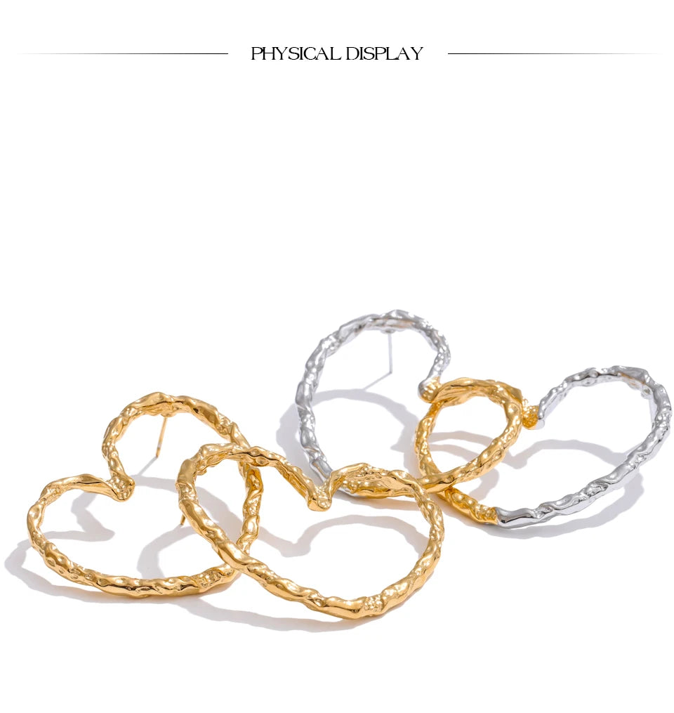 Heart minimalist earrings in gold-plated stainless steel.