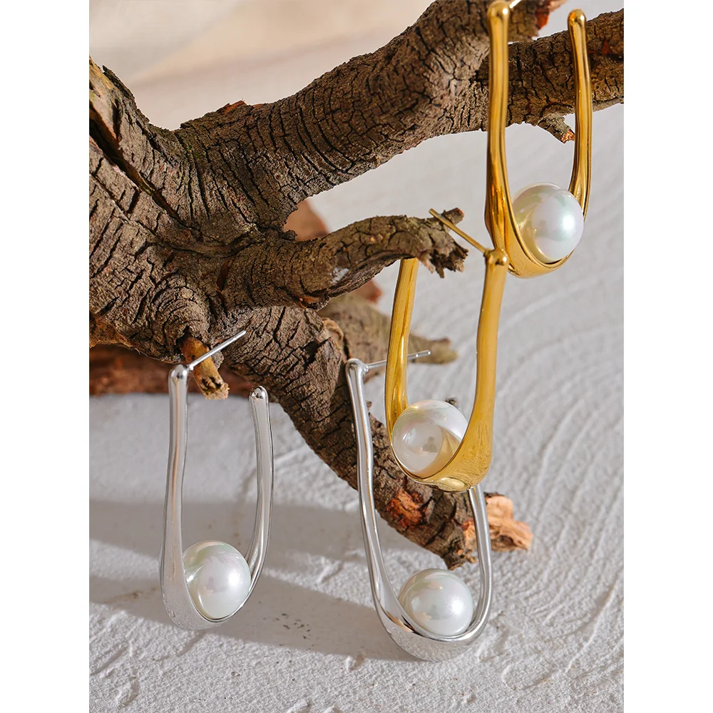 Pearl minimalist geometric earrings in gold-plated stainless steel with pearl.