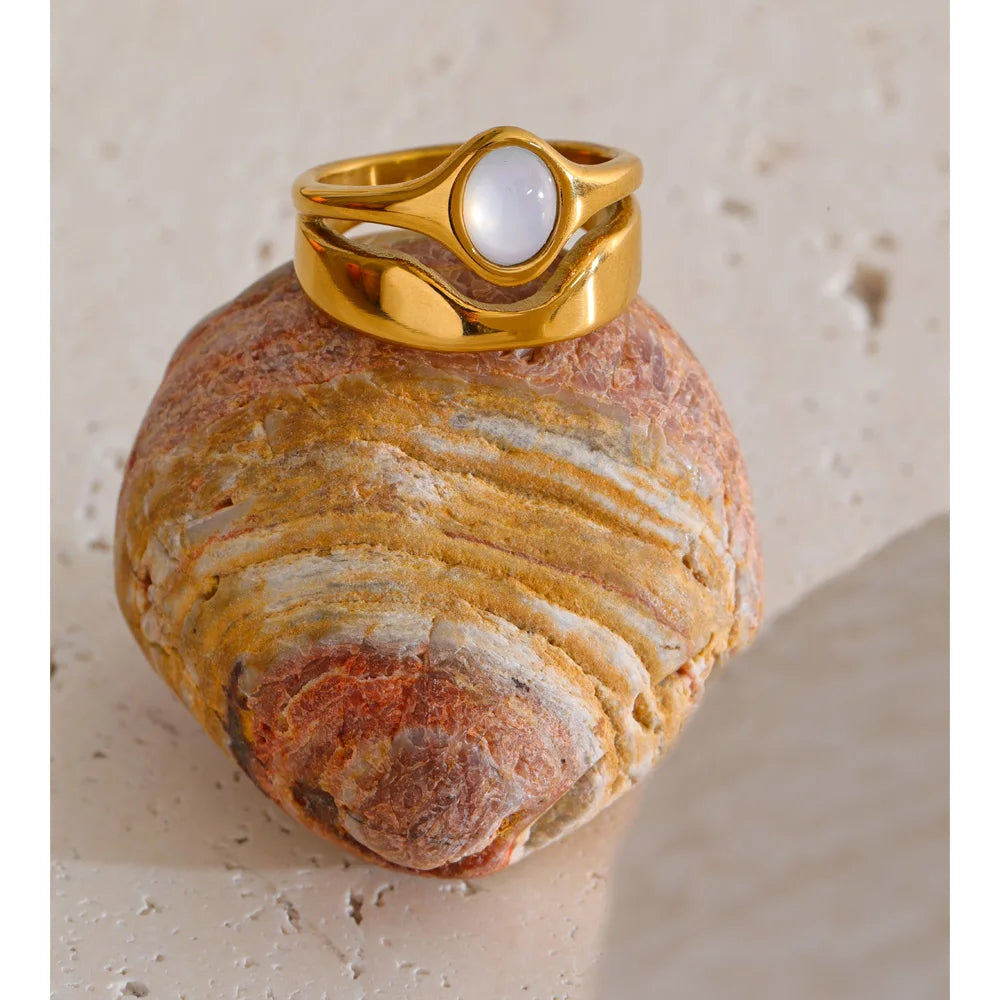 Shell geometric ring in 18K gold-plated stainless steel with shell.