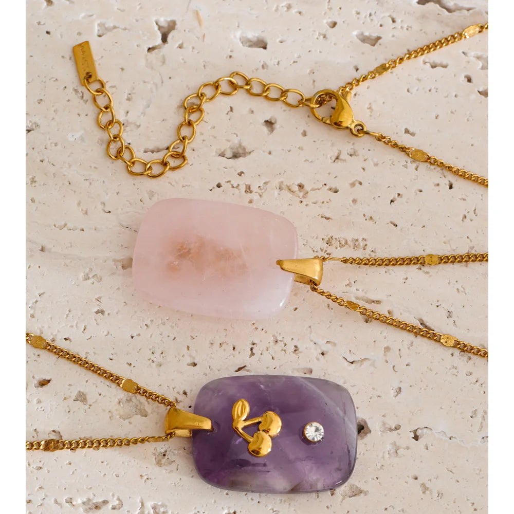 Pink natural stone star necklace in gold-plated stainless steel with natural stone.