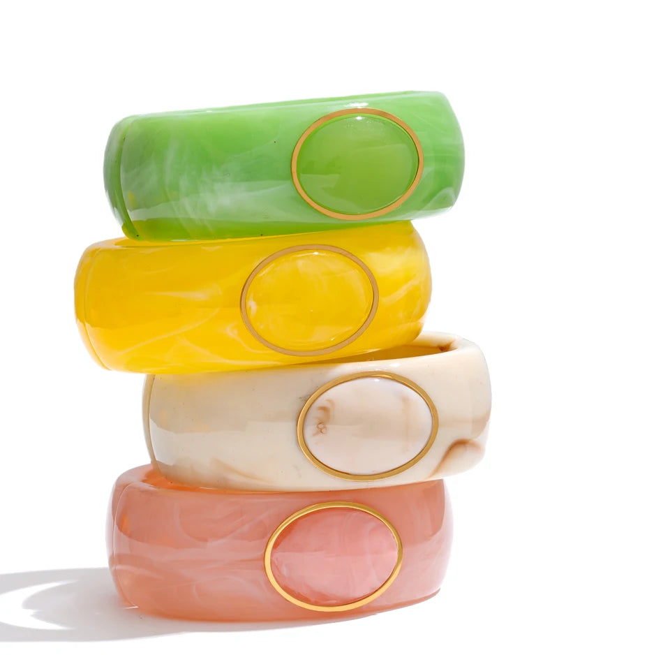 Resin acrylic geometric bracelet in gold-plated stainless steel with resin and acrylic.