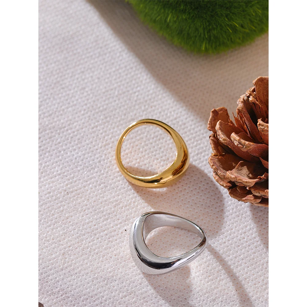 Minimalist geometric ring in gold-plated stainless steel.