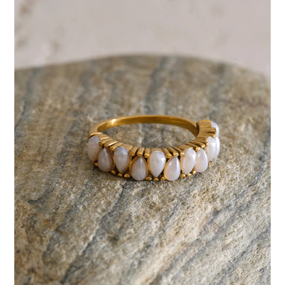 Pearl geometric ring in 18K gold-plated stainless steel with pearl.