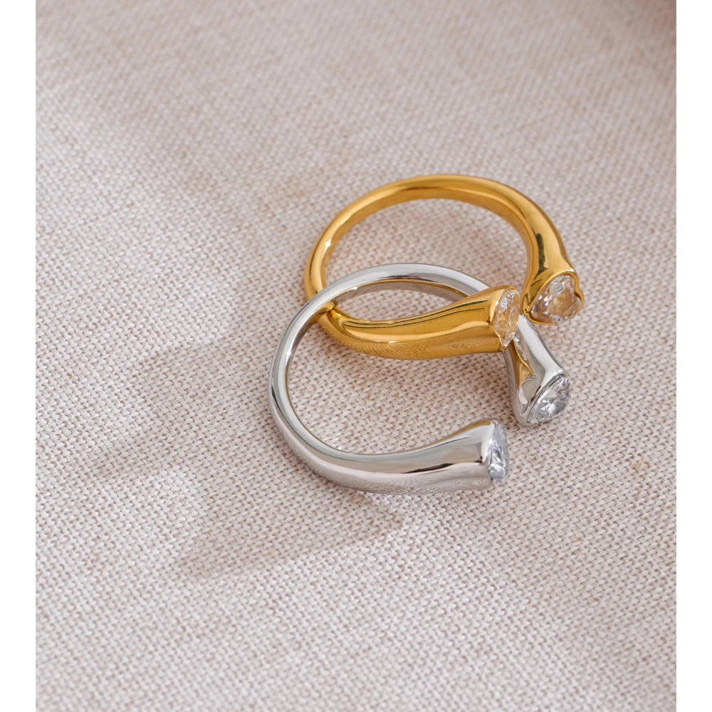 Cubic zirconia heart ring in 18K gold-plated stainless steel with cubic zirconia.