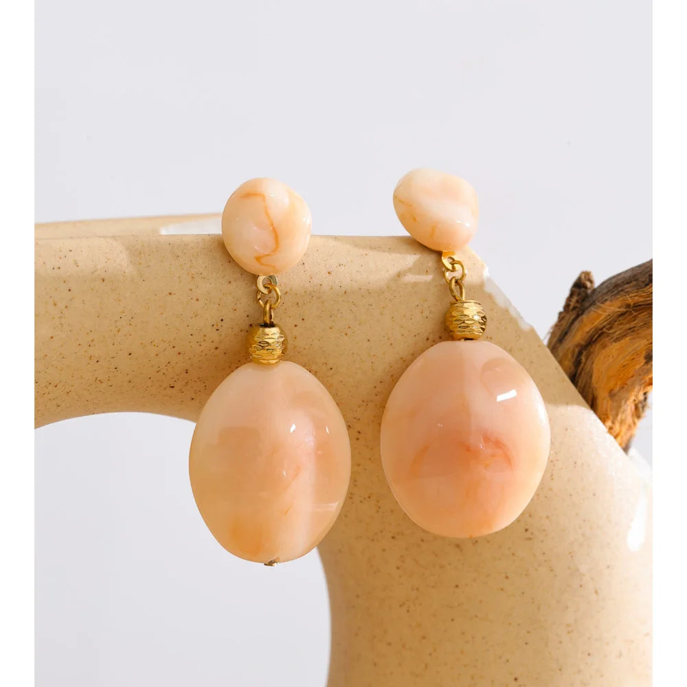 Resin geometric earrings in gold-plated stainless steel with resin.