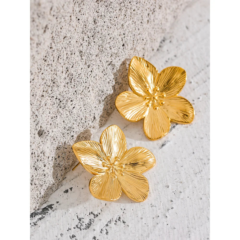 Flower vintage geometric earrings in gold-plated stainless steel.
