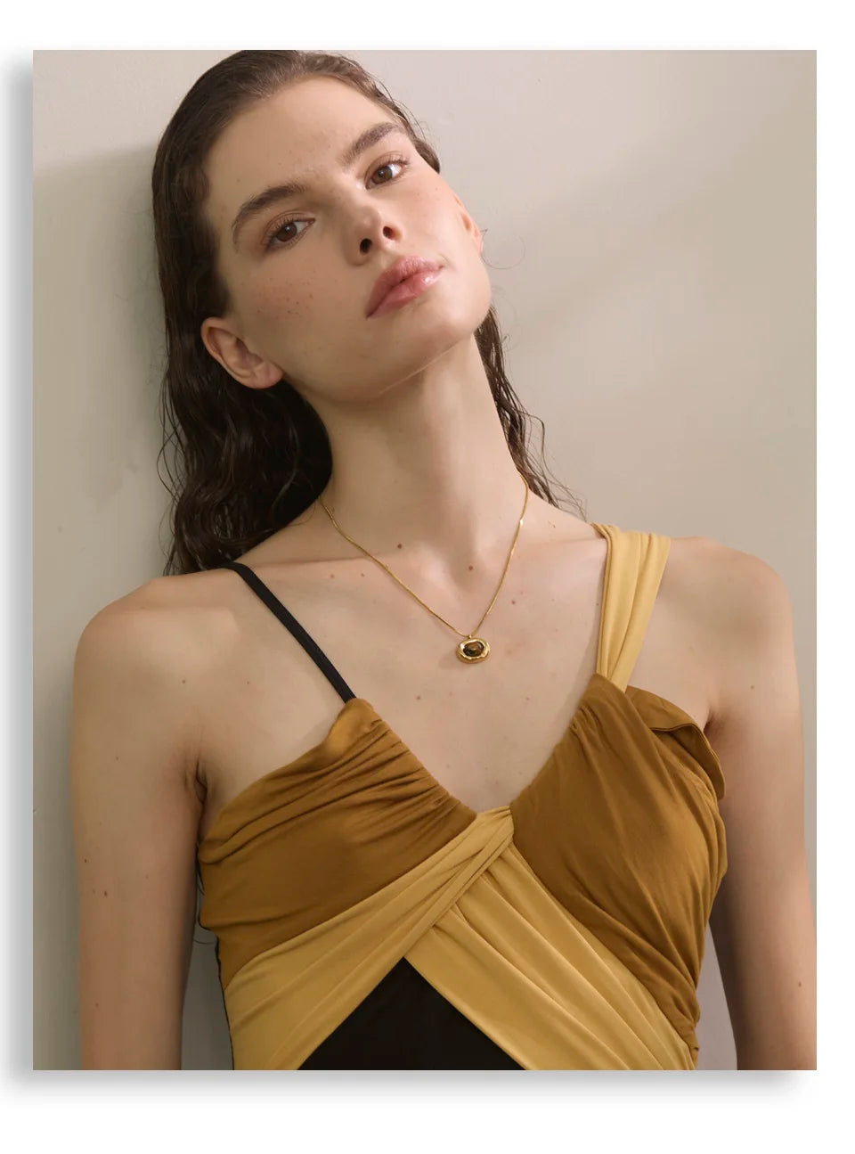 Natural stone geometric necklace in gold-plated stainless steel with natural stone.