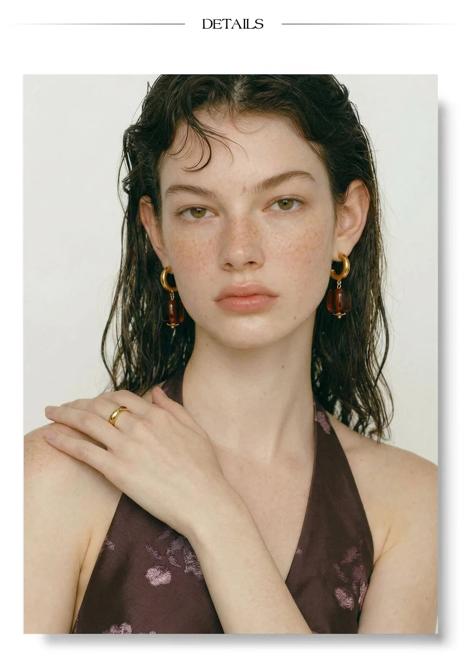 Resin acrylic geometric earrings in gold-plated stainless steel with resin and acrylic.