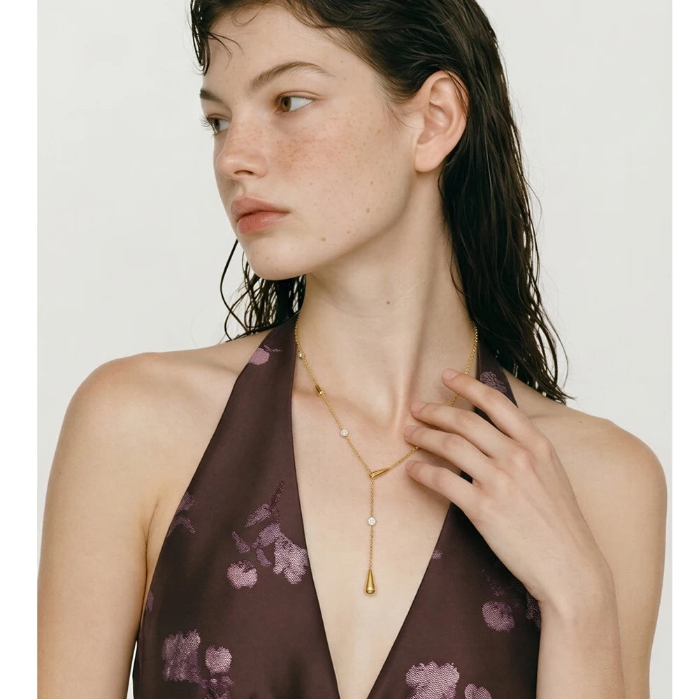 Cubic zirconia geometric chain necklace in gold-plated stainless steel with cubic zirconia.