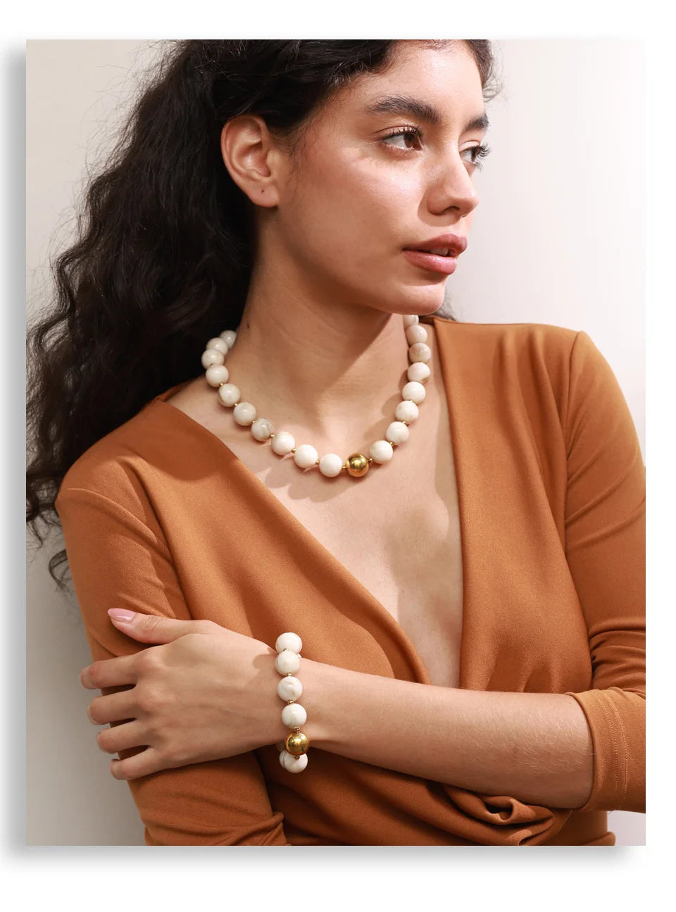 Resin beaded multi-color necklace in gold-plated stainless steel with resin.
