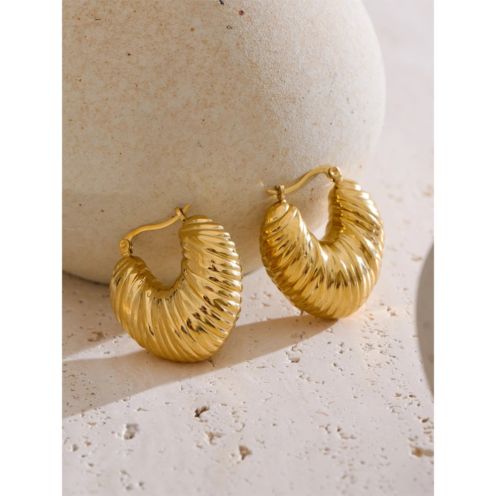 Geometric earrings in gold-plated stainless steel.