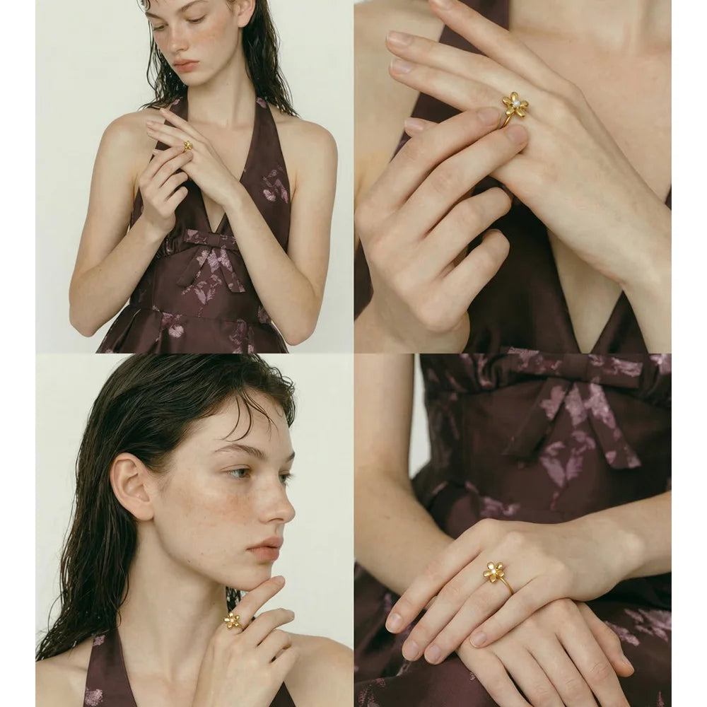 Pearl flower minimalist ring in 18K gold-plated stainless steel with pearl.