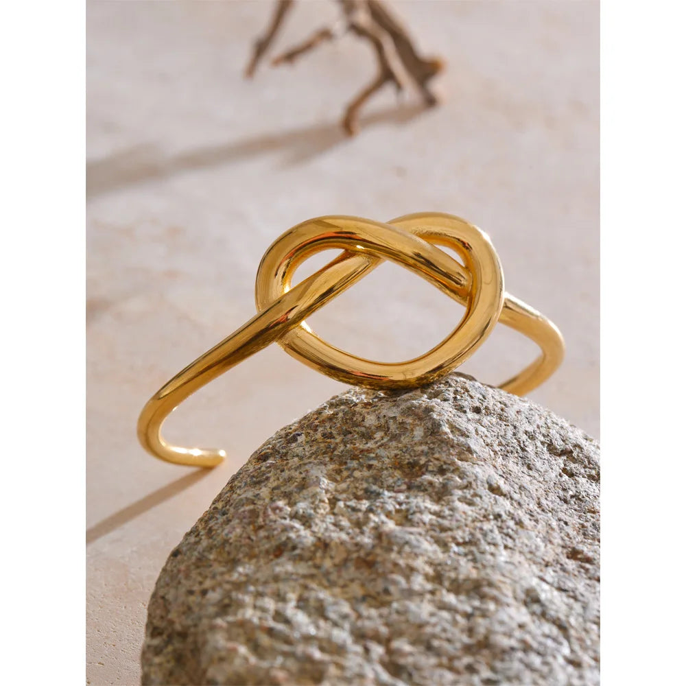 Heart bracelet in gold-plated stainless steel.