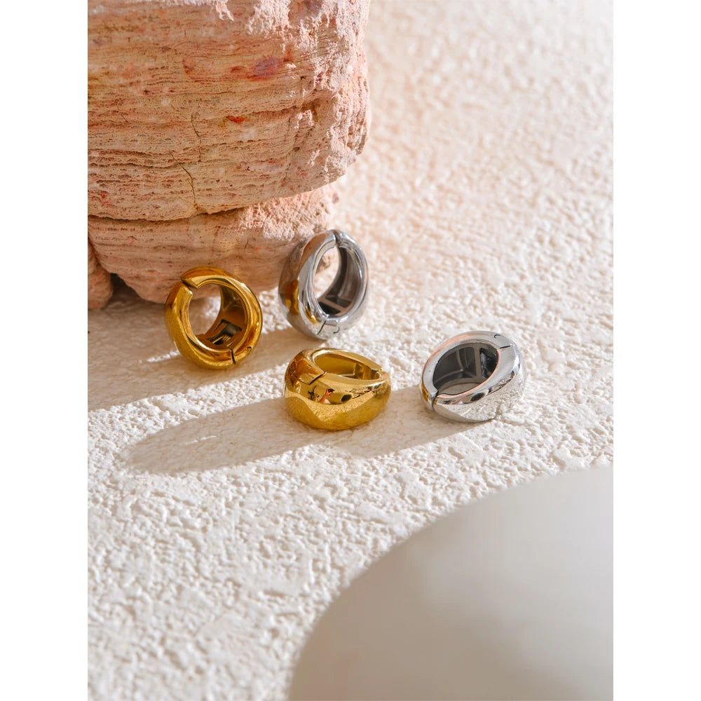 Geometric earrings in gold-plated stainless steel.