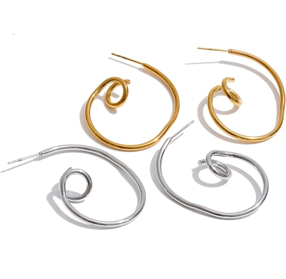 Geometric earrings in gold-plated stainless steel.