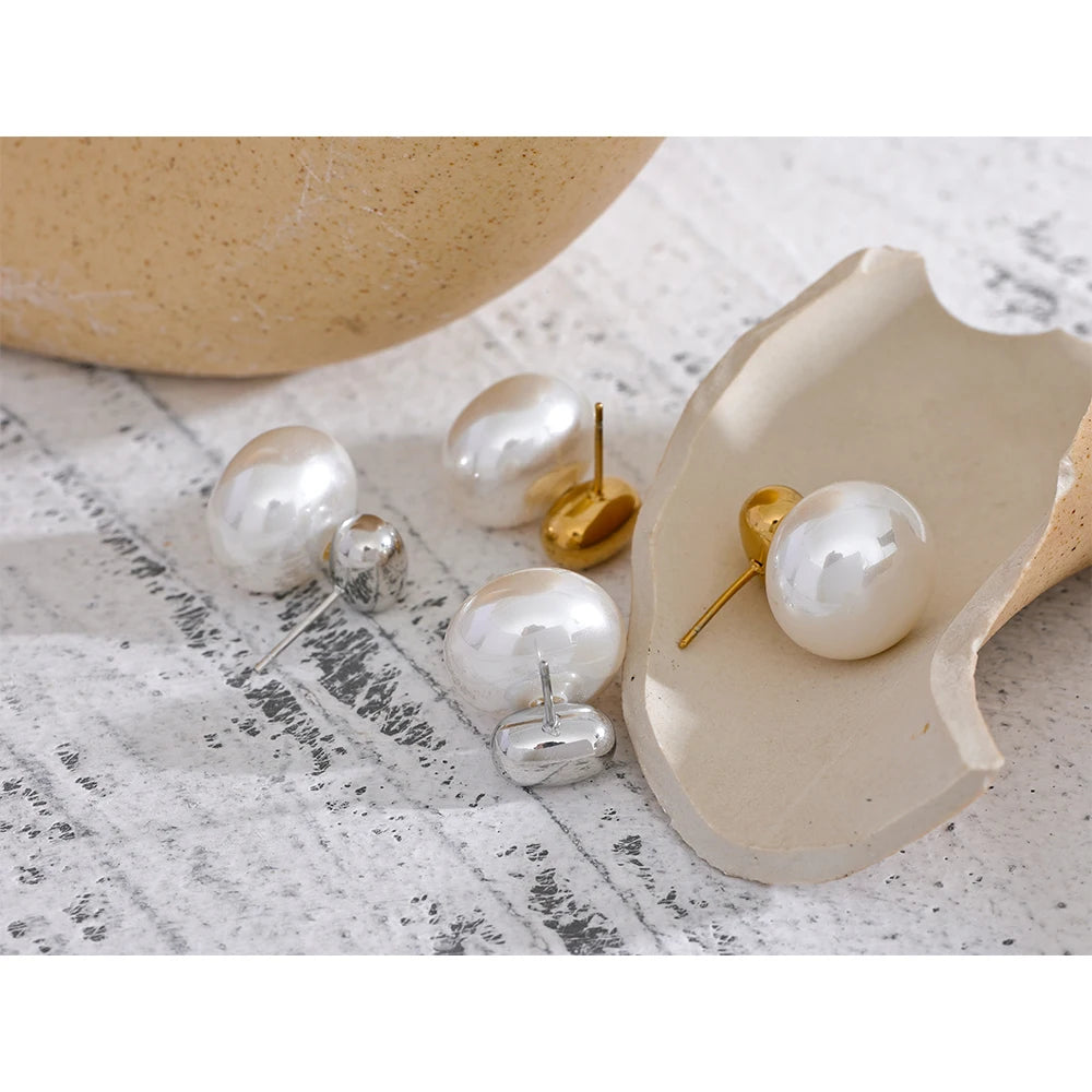 Pearl beaded geometric earrings in gold-plated stainless steel with pearl.