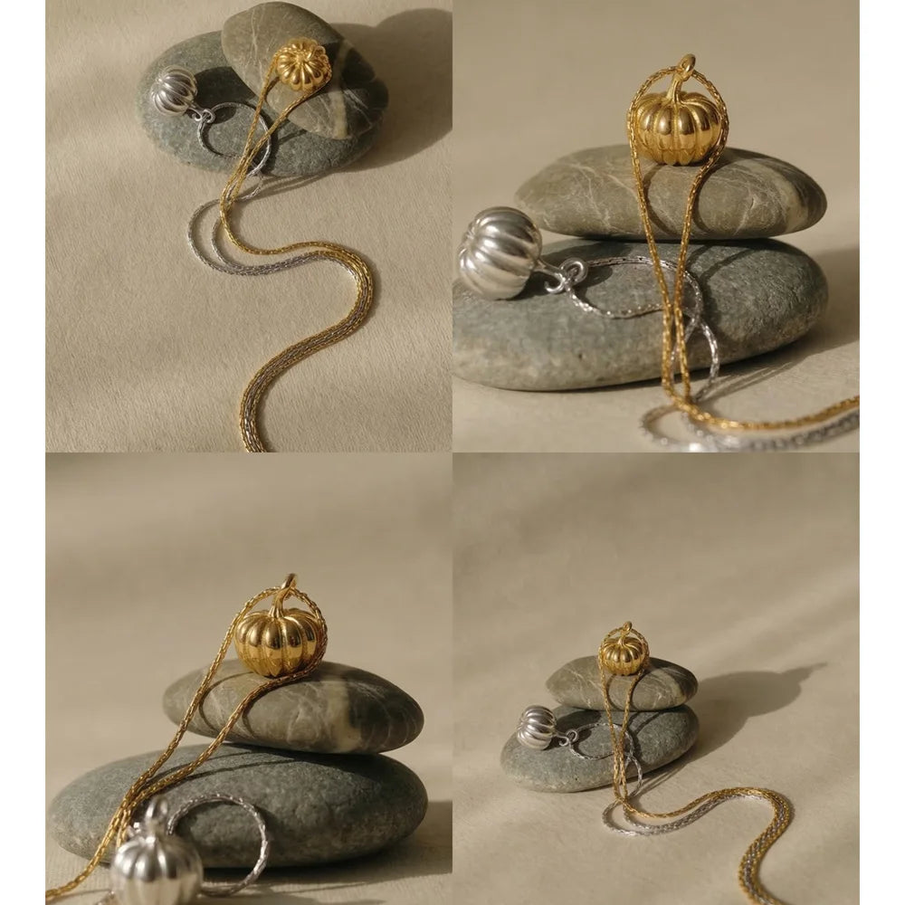 Geometric necklace in gold-plated stainless steel.