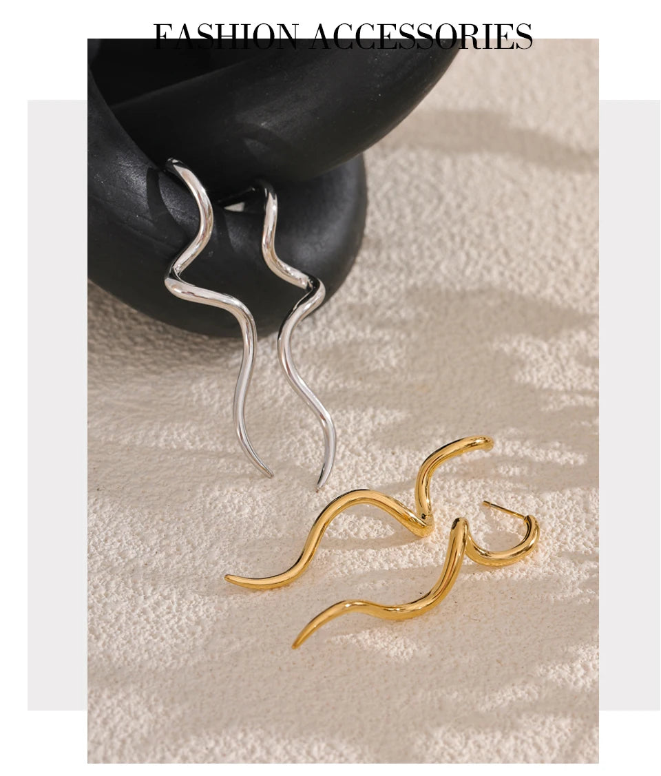 Minimalist geometric earrings in gold-plated stainless steel.