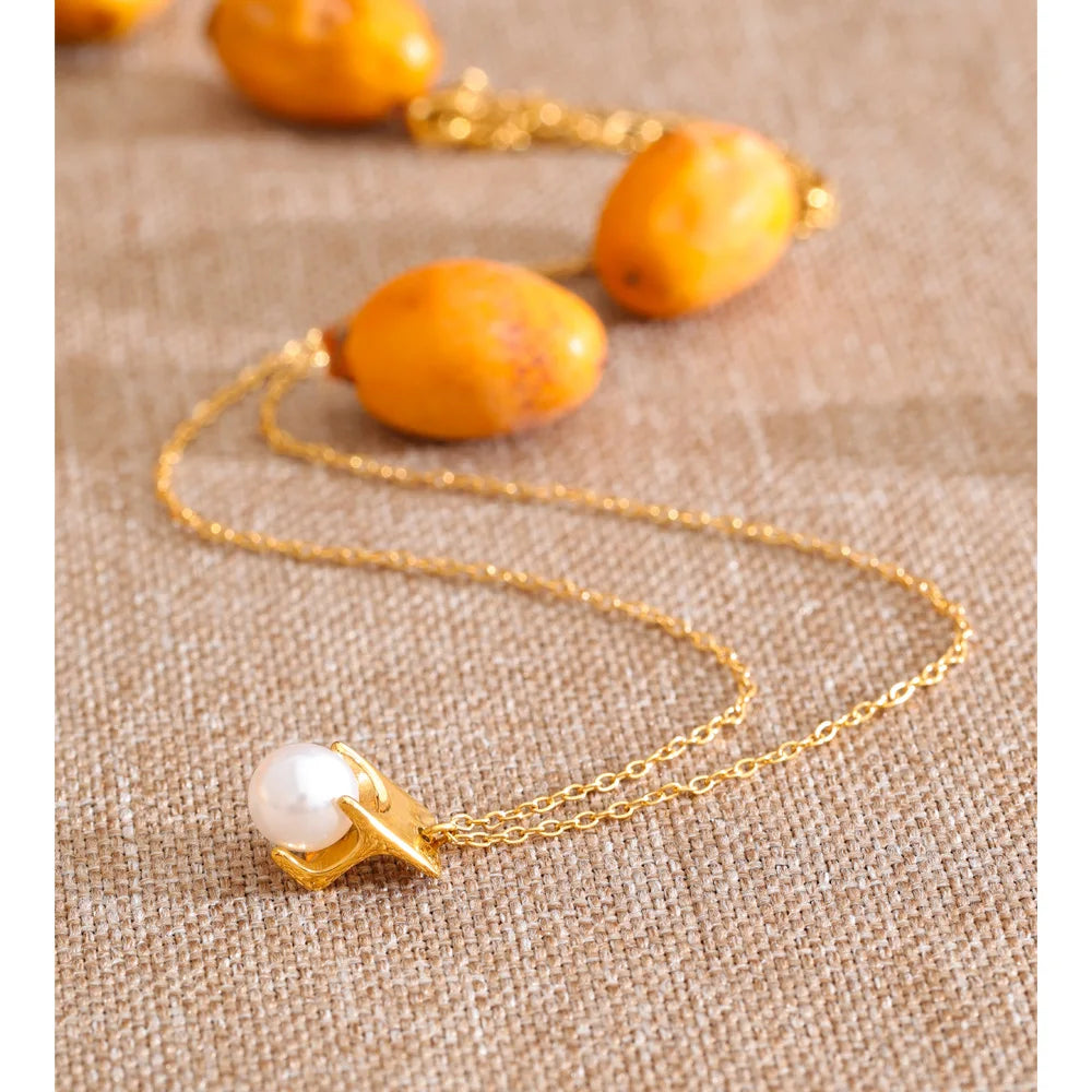 Pearl geometric necklace in gold-plated stainless steel with pearl.