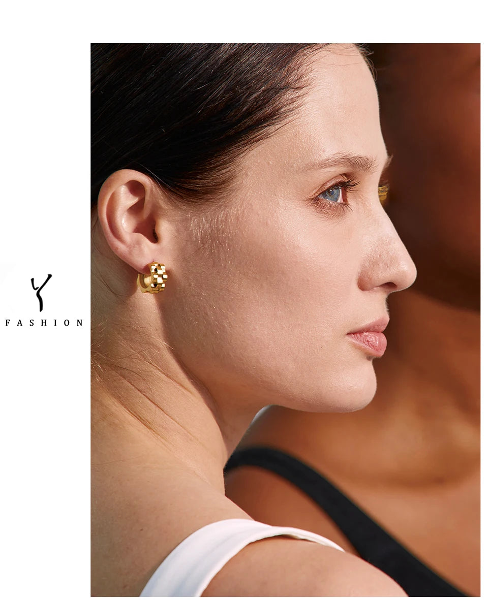 Hammered geometric earrings in 18K gold-plated stainless steel.