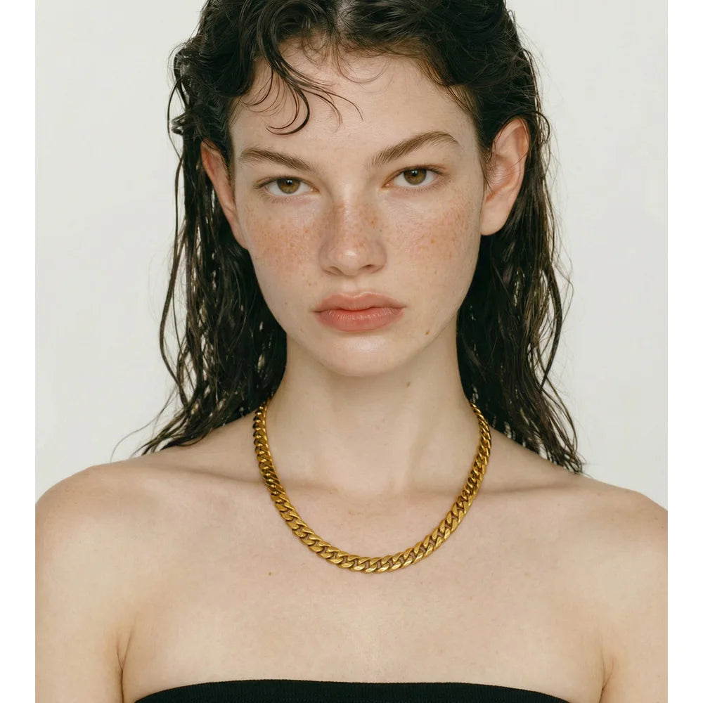 Geometric chain necklace in gold-plated stainless steel.