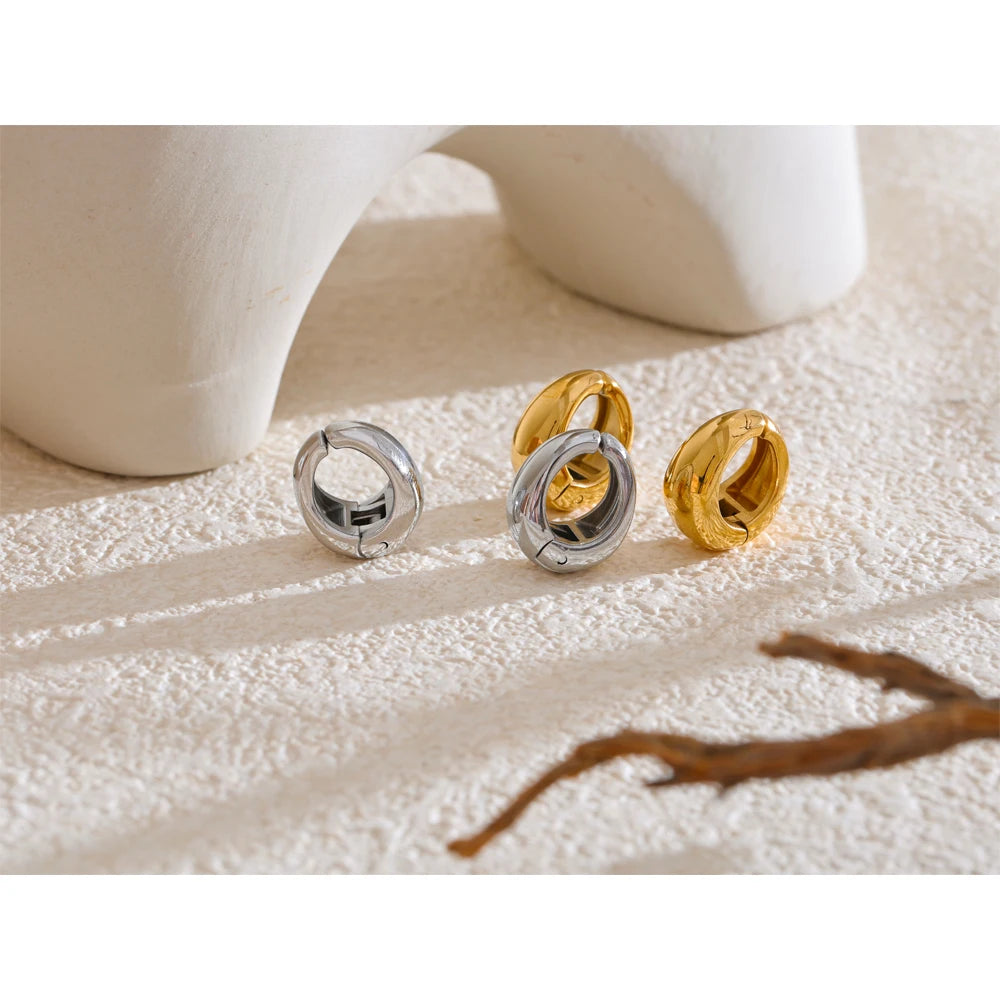 Geometric earrings in gold-plated stainless steel.
